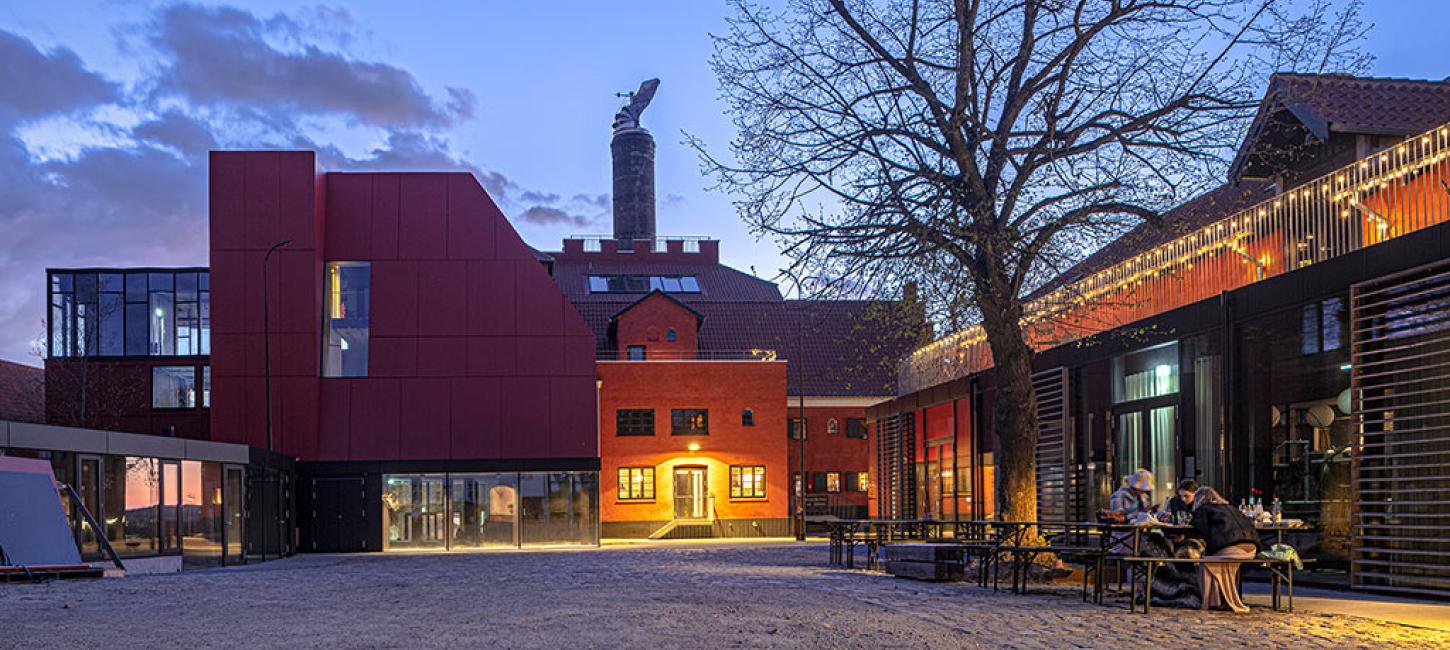 Maltfabrikken i aftenlys