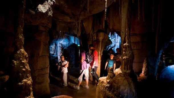 En tur gennem grotterne i Randers Regnskov