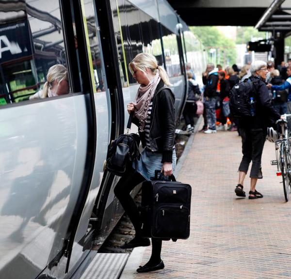 Kunde stiger på toget hos DSB