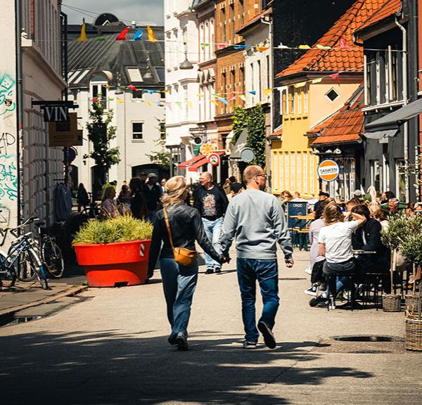 Par går gennem Latinerkvarteret i Aarhus